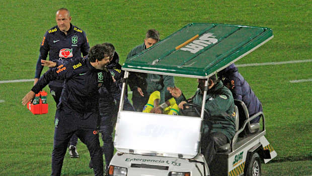 Neymar saliendo en camilla del estadio